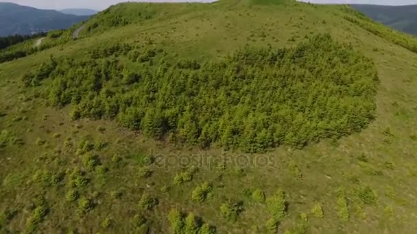 Vista aérea del hermoso lago en el parque nacional de las montañas . — Vídeo de stock