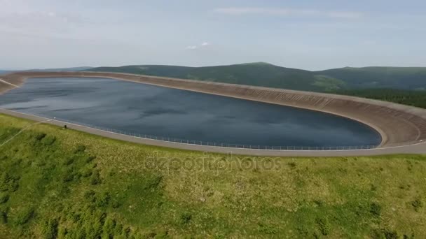 Горное озеро в горах — стоковое видео