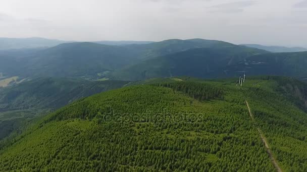 Letecký pohled. Panorama. Letu nad zelené travnaté v horách. — Stock video
