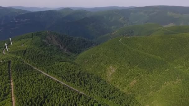 공중 볼 수 있습니다. 파노라마입니다. 산에 녹색 잔디 위에 비행. — 비디오