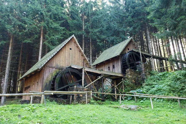 Estilo occidental pionero frontera molino de agua rueda edificio de madera en el bosque —  Fotos de Stock