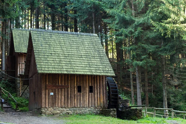 Західний стиль Піонерський frontier водяного млина колесо Дерев'яне будинок в лісі — стокове фото