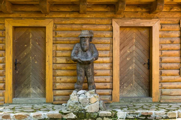 Obras de escultura em madeira - homem de pé — Fotografia de Stock