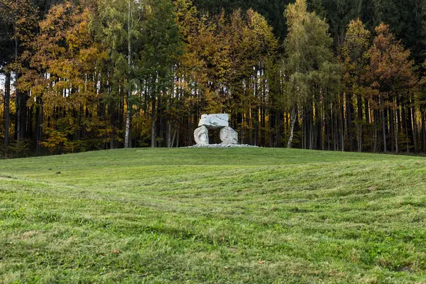 Un ancien monument préhistorique en pierre près de la forêt. Paysage d'été avec prairie verte . — Photo