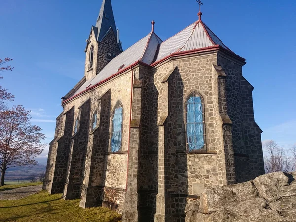 Eine kleine steinerne Landkirche in den Anfängen der Herbstfarben. — Stockfoto