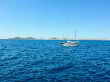 Tekne yaşam tarzı. Bir Marina kayalık bir ön plan ve arka planda bir günbatımı başlangıcı ile demirledi tekne.