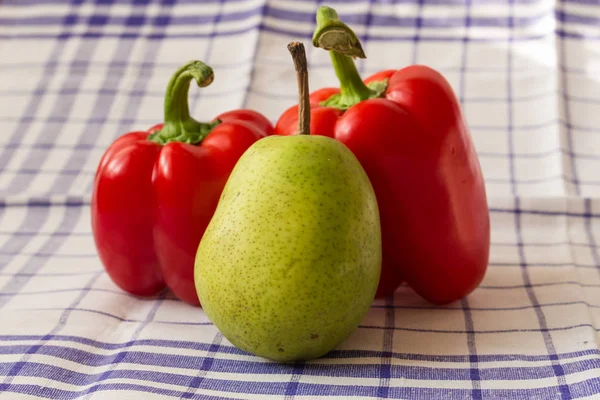 Comida cruda pimiento. Pimiento rojo aislado sobre fondo blanco . — Foto de Stock