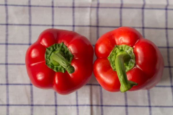 Comida cruda pimiento. Pimiento rojo aislado sobre fondo blanco . — Foto de Stock