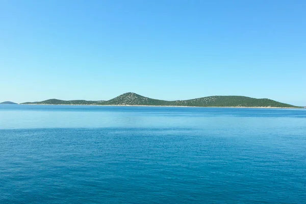 岩と青い空と晴れた日に山の美しい穏やかな海 — ストック写真