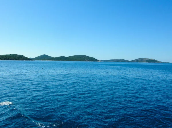 砂のビーチ、ヤシの木と美しい熱帯の島。熱帯の風景。空、海、海。旅行の概念. — ストック写真