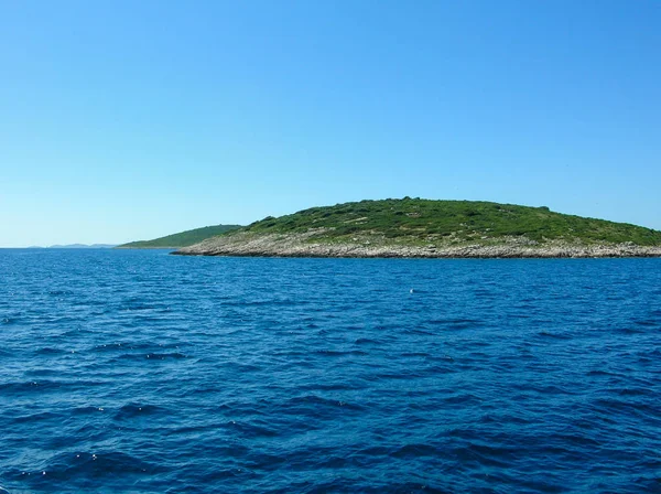 Güzel tropik ada kum plaj, palmiye ağaçları ile. Tropikal peyzaj. Okyanus, gök, deniz. Seyahat kavramı.