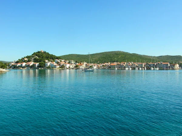 Krásný tropický ostrov s písčité pláže, palmy. Luxusné. Ocean, obloha, moře. Cestovní koncept. — Stock fotografie