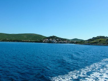 Deniz su gemi iz beyaz köpüklü dalga ile. Tropik adalara seyahat feribot. Kabarcık kuyruk sonra gemisi. Derin okyanus görmek.