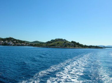 Deniz su gemi iz beyaz köpüklü dalga ile. Tropik adalara seyahat feribot. Kabarcık kuyruk sonra gemisi. Derin okyanus görmek.