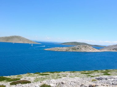 Deniz yakınındaki güzel doğal taş kemer. Harika mavi yeşil deniz ve güneşli bir gün.