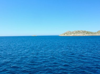 Deniz yüzey havadan görünümü. Arka plan açık deniz su yüzeyine vurdu. Mavi deniz sakin suda. Deniz doku. Arka plan mavi dalgalar.