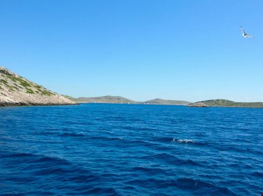 Deniz yüzey havadan görünümü. Arka plan açık deniz su yüzeyine vurdu. Mavi deniz sakin suda. Deniz doku. Arka plan mavi dalgalar.