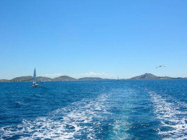 Deniz su gemi iz beyaz köpüklü dalga ile. Tropik adalara seyahat feribot. Kabarcık kuyruk sonra gemisi. Derin okyanus görmek.