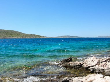 Deniz yakınındaki güzel doğal taş kemer. Harika mavi yeşil deniz ve güneşli bir gün.