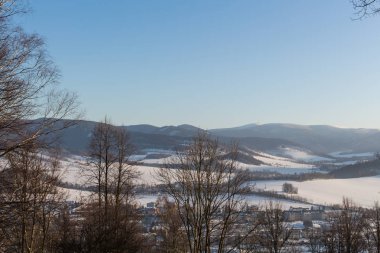 Kış kış dağ arka plan manzara dağ ağaçta. Kayak pistlerine