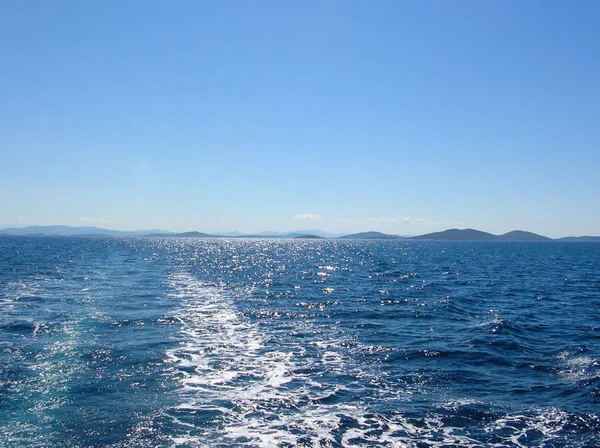 白い泡状の波と海水船道。熱帯の島をフェリーします。バブル後尾のクルーズ船。深いオーシャン ビュー. — ストック写真