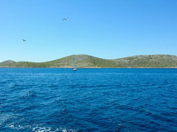 Isla tropical y océano — Foto de Stock