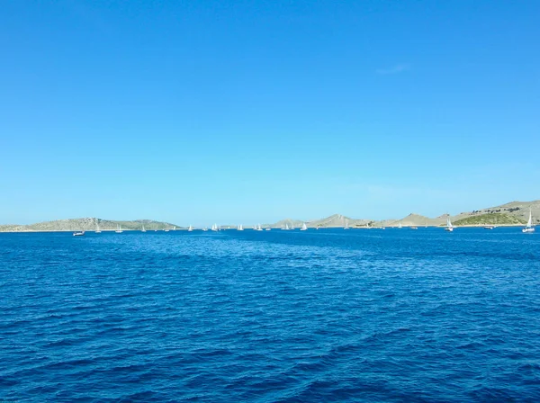 Вид с поверхности моря. Фон снимка чистой морской поверхности. Голубая морская вода в спокойствии. Морская текстура. Голубые волны . — стоковое фото