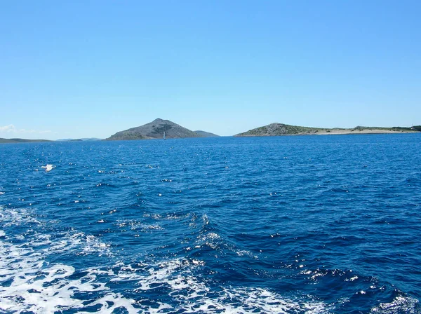 白い泡状の波と海水船道。熱帯の島をフェリーします。バブル後尾のクルーズ船。深いオーシャン ビュー. — ストック写真