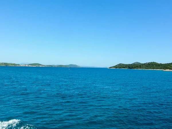 海表面空撮。背景は、透明な海の水の表面のショット。穏やかな青い海の水。海のテクスチャです。背景の青い波. — ストック写真