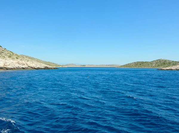 바다 표면 공중 보기입니다. 바다 수 면의 배경 샷입니다. 진정에 푸른 바다 물입니다. 바다 텍스처입니다. 배경 블루 파도. — 스톡 사진