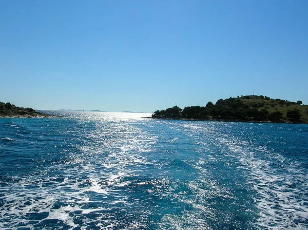 白い泡状の波と海水船道。熱帯の島をフェリーします。バブル後尾のクルーズ船。深いオーシャン ビュー. — ストック写真