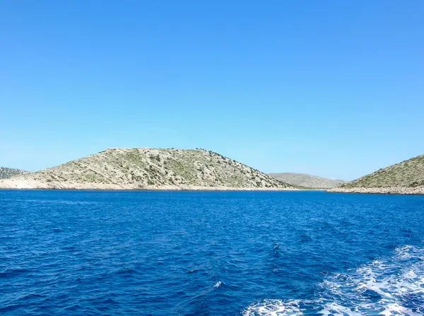 Sendero de barcos de agua de mar con olas blancas espumosas. Islas tropicales viaje en ferry. Bubble tail después de crucero. Vista profunda al mar . — Foto de Stock