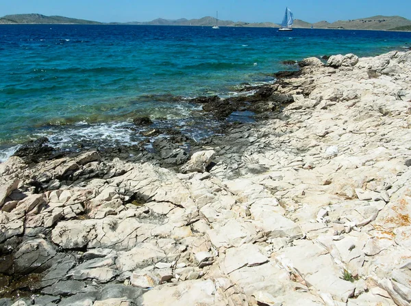 美丽的天然岩石拱附近的海。神奇的蓝绿海和阳光明媚的日子. — 图库照片
