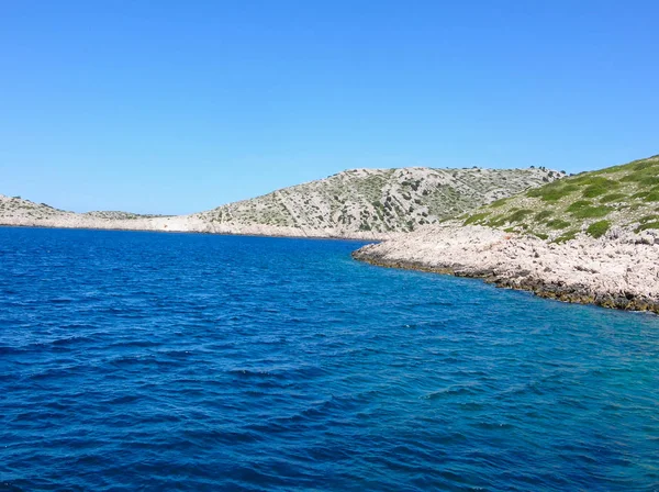 바다 근처 아름 다운 자연 바위 아치 놀라운 푸른 녹색 바다, 화창한 날. — 스톡 사진