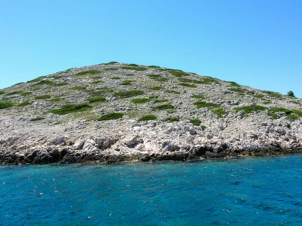美丽的天然岩石拱附近的海。神奇的蓝绿海和阳光明媚的日子. — 图库照片