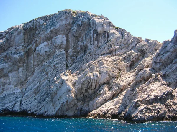 Piękny naturalny łuk skalny w pobliżu morza. Niebieski zielony na morze i słoneczny dzień. — Zdjęcie stockowe