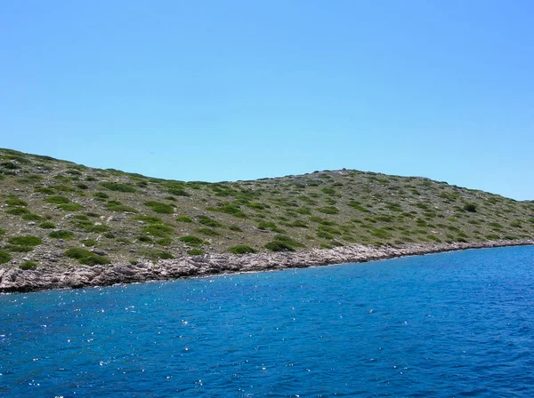 Isla tropical y océano — Foto de Stock