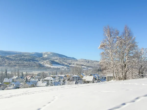 Mystiska vinter landskap majestätiska bergen på vintern. Magiska vinter snötäckta träd. Vinterväg i bergen. — Stockfoto