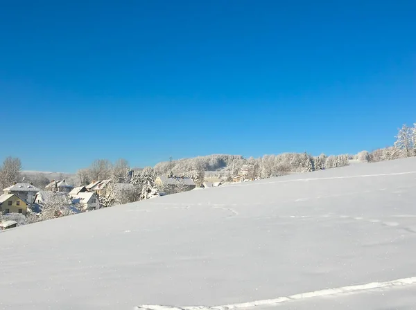 Träd täckta med snö på en Vinterberg. Vinter i fjällen. — Stockfoto