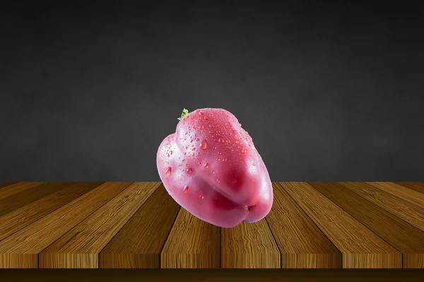 Chile en una mesa de madera negra, pimiento rojo, chile picante — Foto de Stock