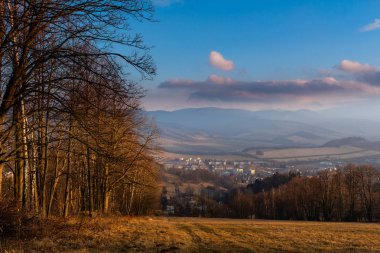Dağlardaki yaz manzarası ve bulutlu koyu mavi gökyüzü.