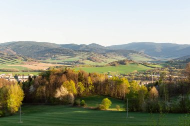 Dağların sonbahar manzarası renkli ormanlarla dolu.
