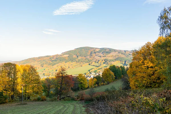 Belo dia de outono em floresta colorida cheia de folhas. O agradável clima de verão é ideal para passeios no campo e caminhadas na montanha. Inspirado pela bela natureza e brilhante moo de verão — Fotografia de Stock