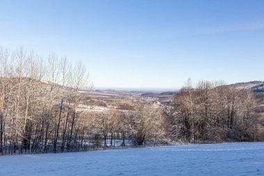 parlak güneşli bir kış dağlar