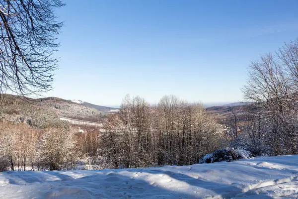 Montañas de invierno en un día soleado brillante — Foto de Stock