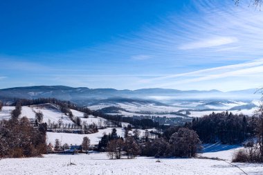 parlak güneşli bir kış dağlar
