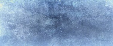 Zarif safir mavi arka plan, beyaz sisli üst kenarı ve koyu siyah grunge deseni alt kenarı, lüks mavi tasarım.