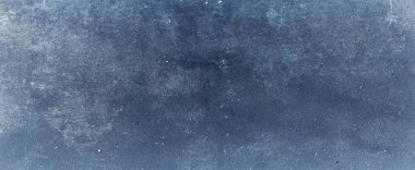 Zarif safir mavi arka plan, beyaz sisli üst kenarı ve koyu siyah grunge deseni alt kenarı, lüks mavi tasarım.