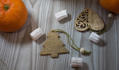 Ahşap arka planda kurabiyeler, şekerlemeler