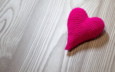 kalp ahşap arka planda